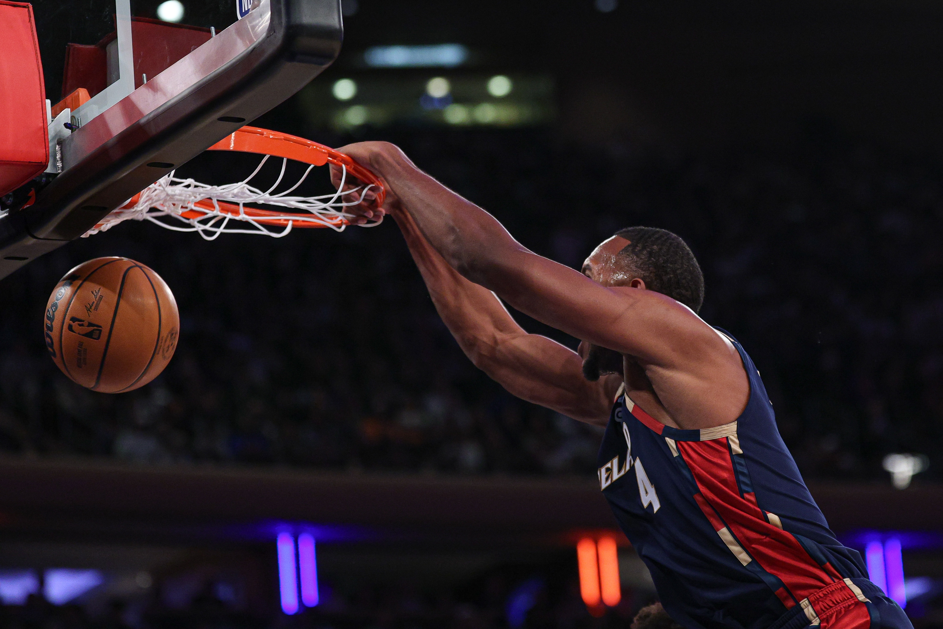 不进还有我！莫布里跟进双手扭腰暴力补扣