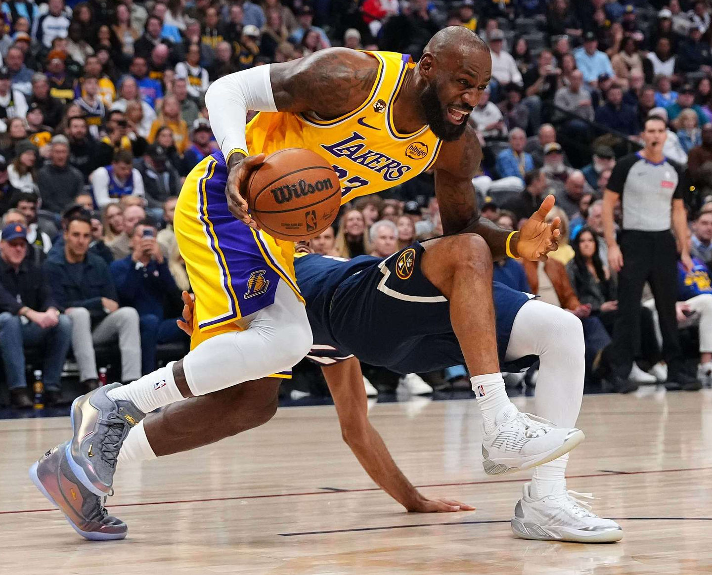 41岁仍能平框暴扣！勒布朗在场+13助湖人重返第六 轰19+9+8超全面